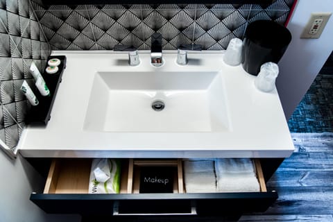 Deluxe Suite, 1 King Bed | Bathroom sink