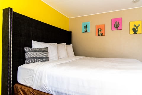 Deluxe Suite, 1 King Bed | Individually decorated, individually furnished, desk, free WiFi