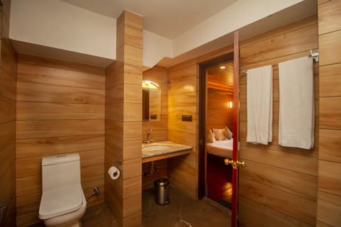 Premium Room | Bathroom | Shower, free toiletries, towels, soap