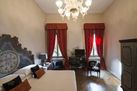 Double Room, Private Bathroom | Minibar, in-room safe, soundproofing, free WiFi