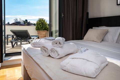 Deluxe Suite (Adria) | 1 bedroom, minibar, in-room safe, desk