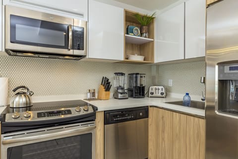 Comfort Condo | Private kitchen | Microwave, oven, stovetop, dishwasher