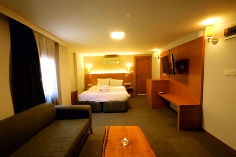 Standard Room | Minibar, in-room safe, blackout drapes, soundproofing