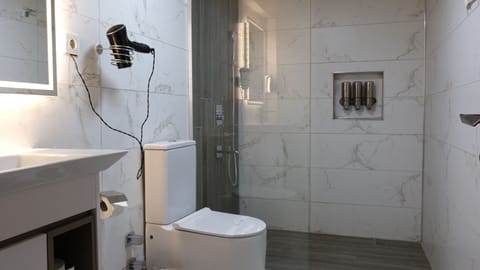 Standard Room | Bathroom | Shower, rainfall showerhead, free toiletries, hair dryer