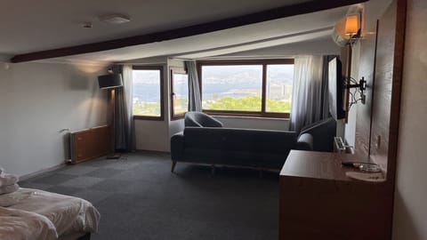 Luxury Room | Minibar, in-room safe, blackout drapes, soundproofing