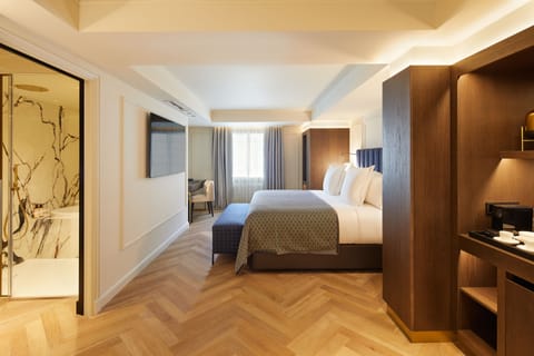 Premium Room | Minibar, in-room safe, desk, soundproofing