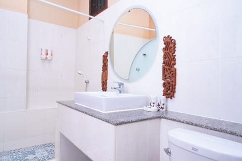 Premier Room | Bathroom | Shower, hair dryer, towels