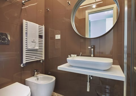 Deluxe Room (Otium) | Bathroom | Shower, free toiletries, hair dryer, bathrobes