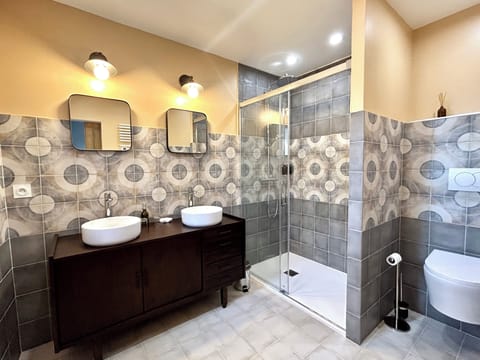 Chambre Triple Deluxe Pavot | Bathroom | Shower, rainfall showerhead, eco-friendly toiletries, hair dryer