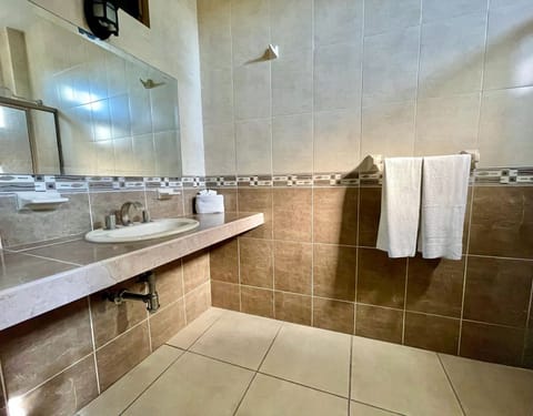 Executive Room | Bathroom | Shower, rainfall showerhead, free toiletries, towels