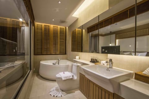 Pool Deluxe | Bathroom | Free toiletries, hair dryer, bathrobes, slippers