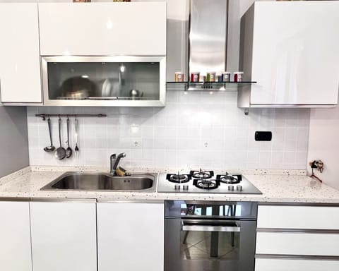 Comfort Studio | Private kitchen | Full-size fridge, microwave, oven, stovetop