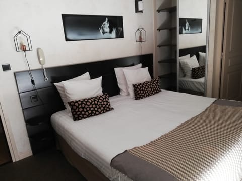 Superior Double Room, Balcony, Garden Area | Premium bedding, free minibar items, in-room safe, desk