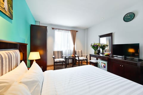 Premier Double Room | Living area | Flat-screen TV