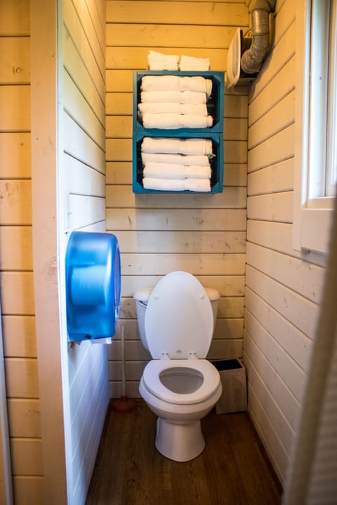 Basic Cabin | Bathroom | Towels