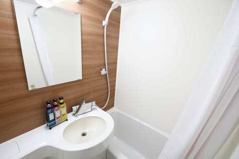 Combined shower/tub, free toiletries, hair dryer, slippers