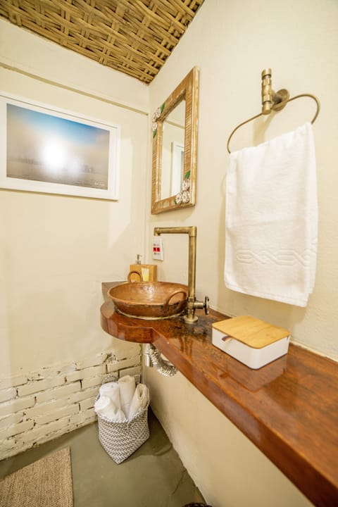 Classic Loft | Bathroom | Shower, rainfall showerhead, towels