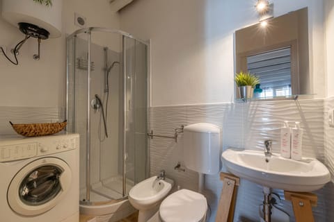 Basic Apartment | Bathroom | Shower, hair dryer, bidet, heated floors