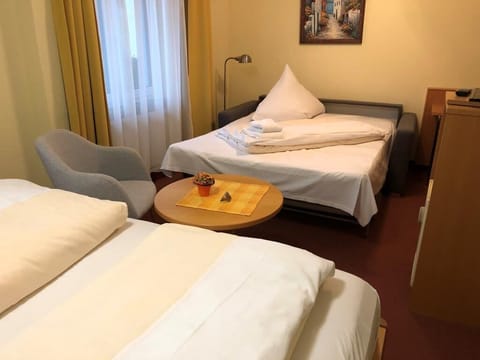 Grand Double Room | Hypo-allergenic bedding, desk, soundproofing, free WiFi