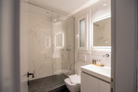 Deluxe Studio | Bathroom | Shower, rainfall showerhead, designer toiletries, hair dryer