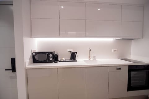 Deluxe Suite | Private kitchen | Mini-fridge, stovetop, espresso maker, electric kettle