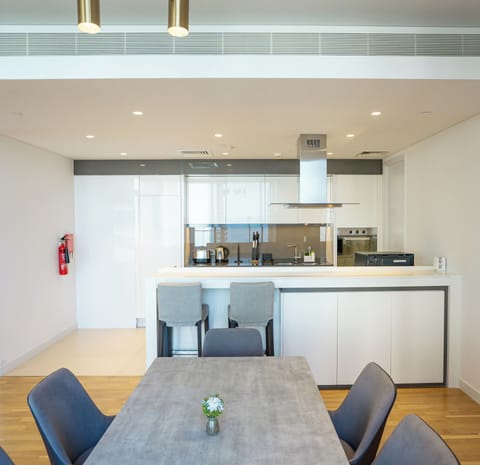 Deluxe Apartment | Private kitchen | Fridge, microwave, oven, stovetop