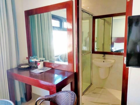 Deluxe Suite (Sea View) | Bathroom | Shower, rainfall showerhead, free toiletries, bidet