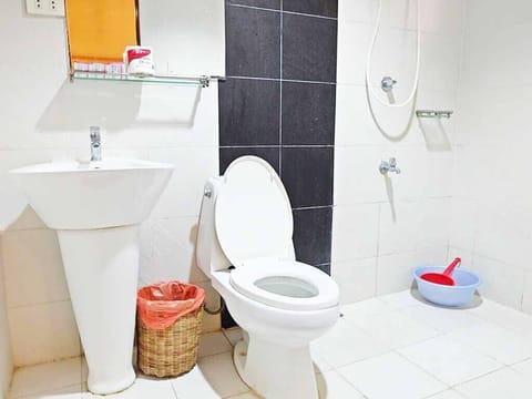 Family Suite (City View) | Bathroom | Shower, rainfall showerhead, free toiletries, bidet