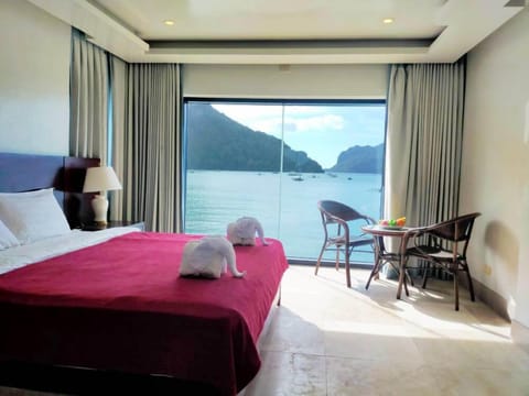 Deluxe Suite (Sea View) | In-room safe, desk, free WiFi, bed sheets