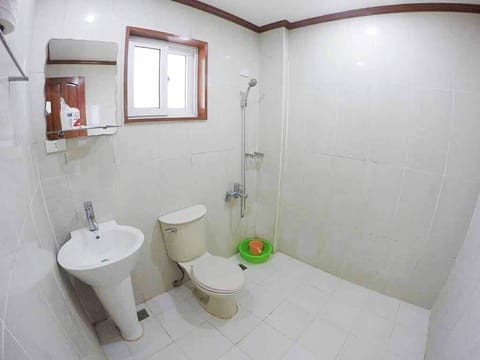 Terrace Suite (Sea View) | Bathroom | Shower, rainfall showerhead, free toiletries, bidet