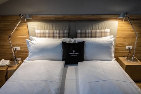 Comfort Double Room | Minibar, in-room safe, individually decorated, individually furnished