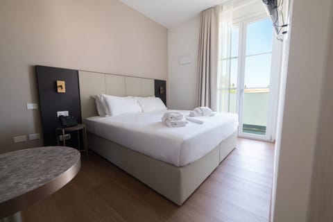 Smart Room | Down comforters, pillowtop beds, minibar, in-room safe