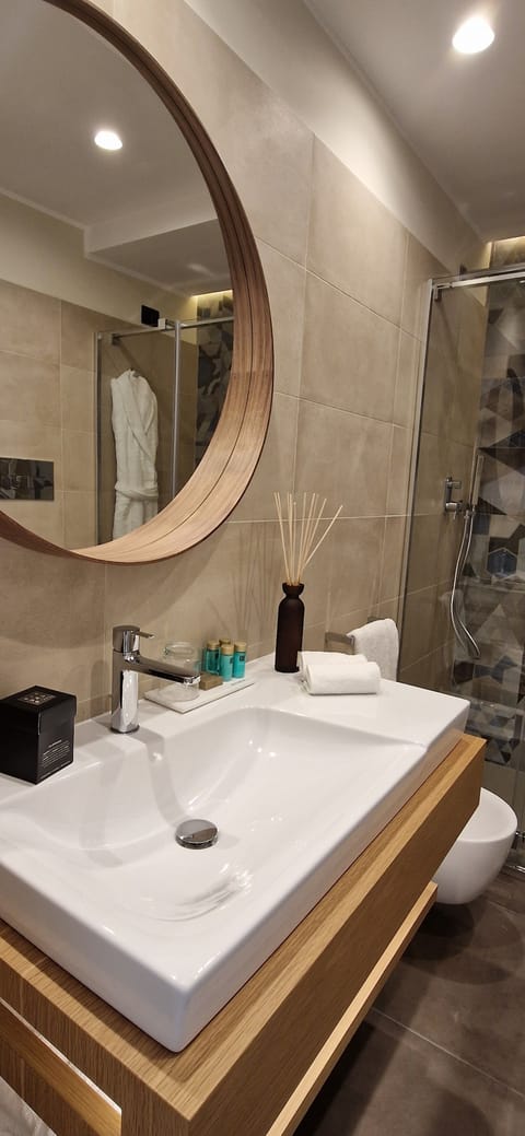 Deluxe Room | Bathroom | Shower, rainfall showerhead, hair dryer, bidet