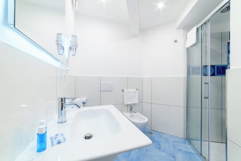 Deluxe Room | Bathroom | Shower, rainfall showerhead, free toiletries, hair dryer