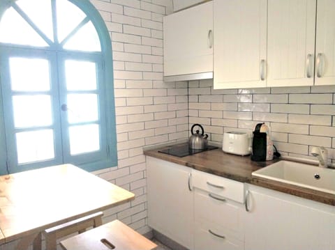 Signature Studio Suite, 1 Bedroom | Private kitchen | Fridge, microwave, stovetop, electric kettle