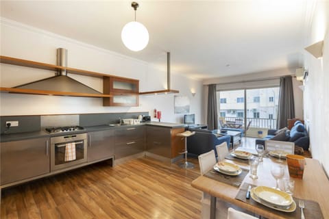 Basic Apartment, 2 Double Beds | Private kitchen | Fridge, microwave, oven, stovetop