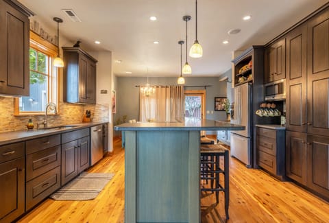 House, 2 Bedrooms | Private kitchen | Fridge, oven, coffee/tea maker, toaster