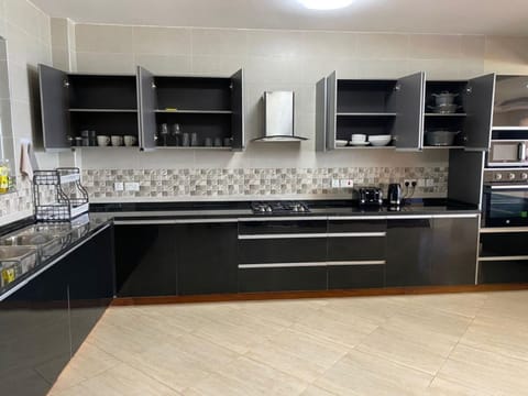 Apartment, 4 Bedrooms | Private kitchen | Fridge, microwave, oven, electric kettle