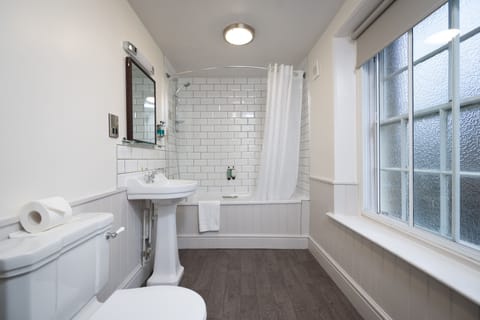 Combined shower/tub, hair dryer, towels