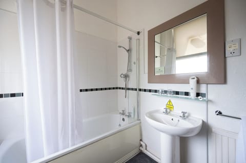 Basic Double Room | Bathroom | Shower, hair dryer, towels