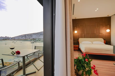 Panoramic Executive Suite Balcony Sea View | Soundproofing, free WiFi