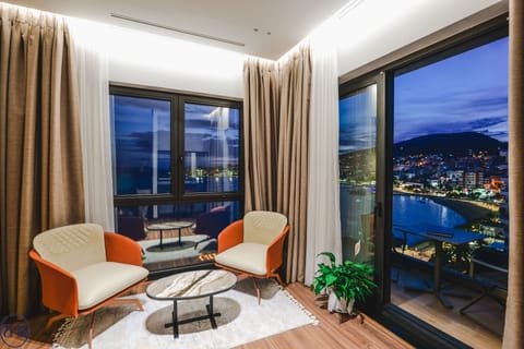 Panoramic Executive Suite Balcony Sea View | Soundproofing, free WiFi