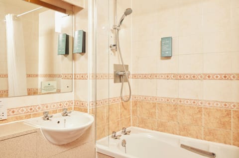 Twin Room | Bathroom | Combined shower/tub, hair dryer, towels