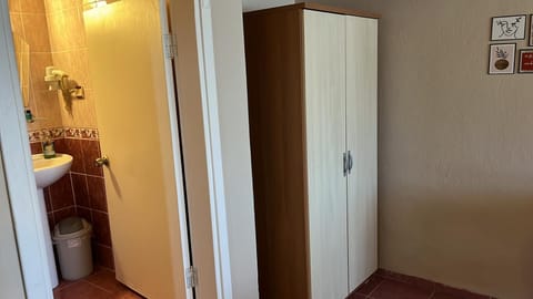 Deluxe Room | Bathroom | Rainfall showerhead, hair dryer, towels