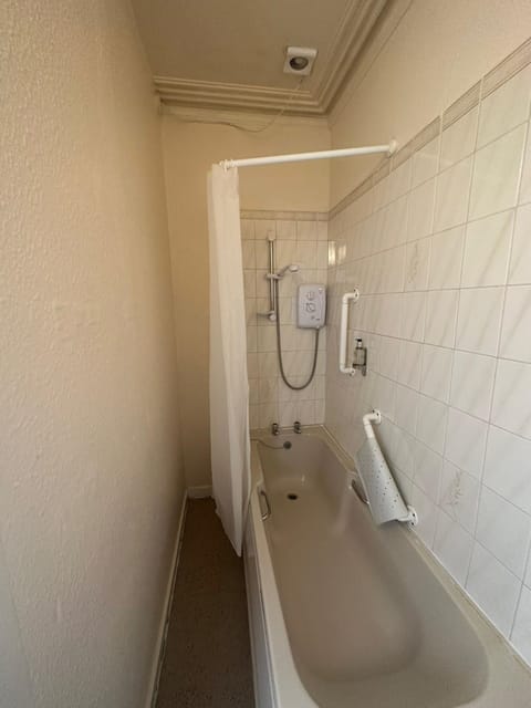 Standard Twin Room, 2 Twin Beds | Bathroom | Free toiletries, towels, toilet paper