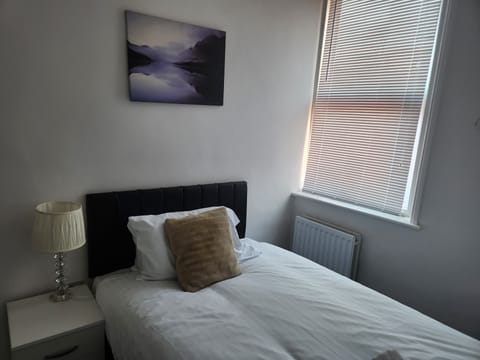 House | 1 bedroom, iron/ironing board, free WiFi, bed sheets