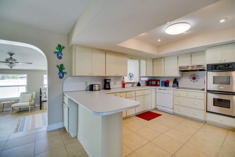 House (5 Bedrooms) | Private kitchen | Microwave, oven, stovetop, dishwasher