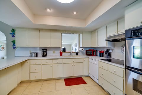 House (5 Bedrooms) | Private kitchen | Microwave, oven, stovetop, dishwasher