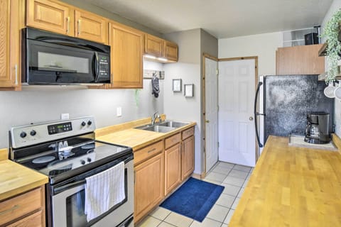 House (2 Bedrooms) | Private kitchen | Microwave, oven, stovetop, coffee/tea maker