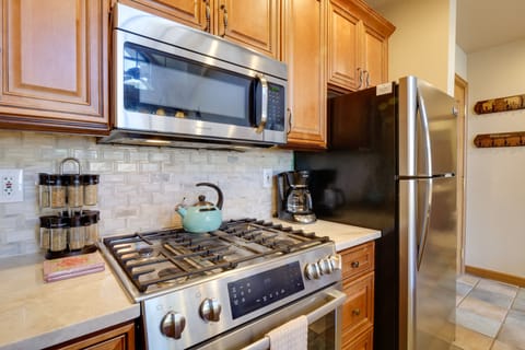 Apartment (2 Bedrooms) | Private kitchen | Microwave, oven, stovetop, dishwasher